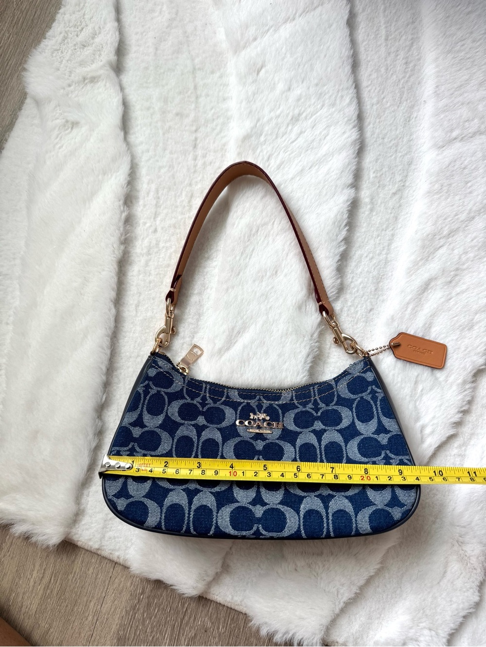 Coach Teri Shoulder Bag in Signature Denim - Picture 4 of 9